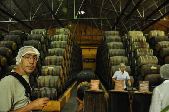 usando touca para realizar a visita à fábrica da José Cuervo, na cidade de Tequila, no México